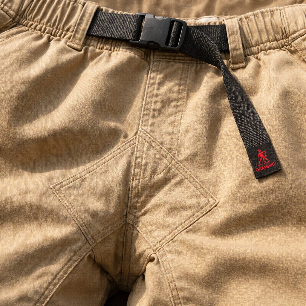 그라미치 팬츠의 가젯 크로치, 내장형 웨빙 벨트, 견고한 소재 디테일을 보여주는 고화질 실사 이미지